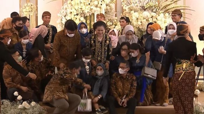 10 Potret Kocak Iriana Reuni Dadakan di Pelaminan: Kaesang Sampai ... “Bukan Nengok Saudara, Reuni, Pak,” Ucap Iriana Bikin Riuh Alumni