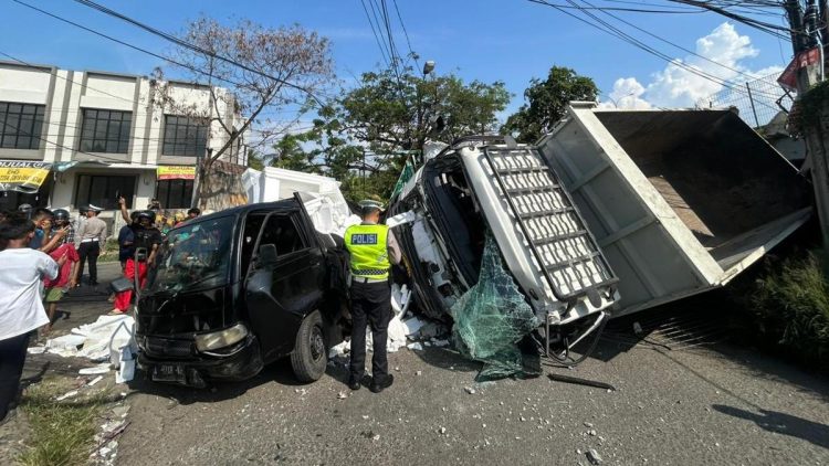 Truk Jatuh dari Jembatan Tol Tangerang Merak Timpa Mobil dan Motor 5 Orang Korban
