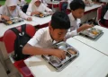 Pembagian Makan dan Edukasi Gizi Seimbang di MBG